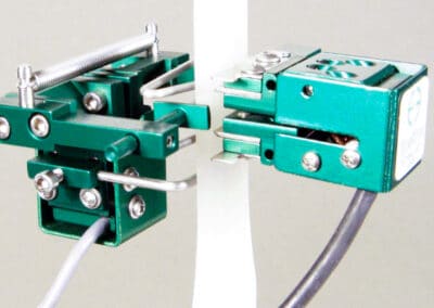 miniature_extensometers_for_measuring_Poissons_ratio-Model_3475_and_Model_3442